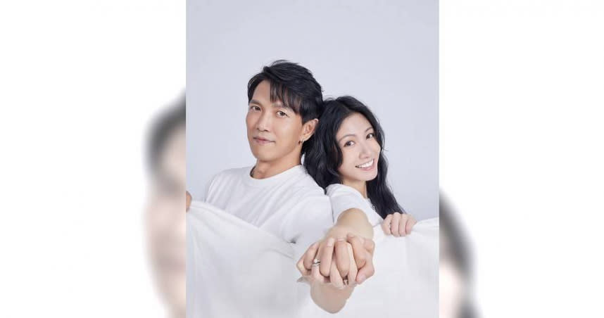 李千娜、黃尚禾今（5日）颱風天宣布結婚喜訊，在社群上報喜。（圖／翻攝自李千娜臉書）