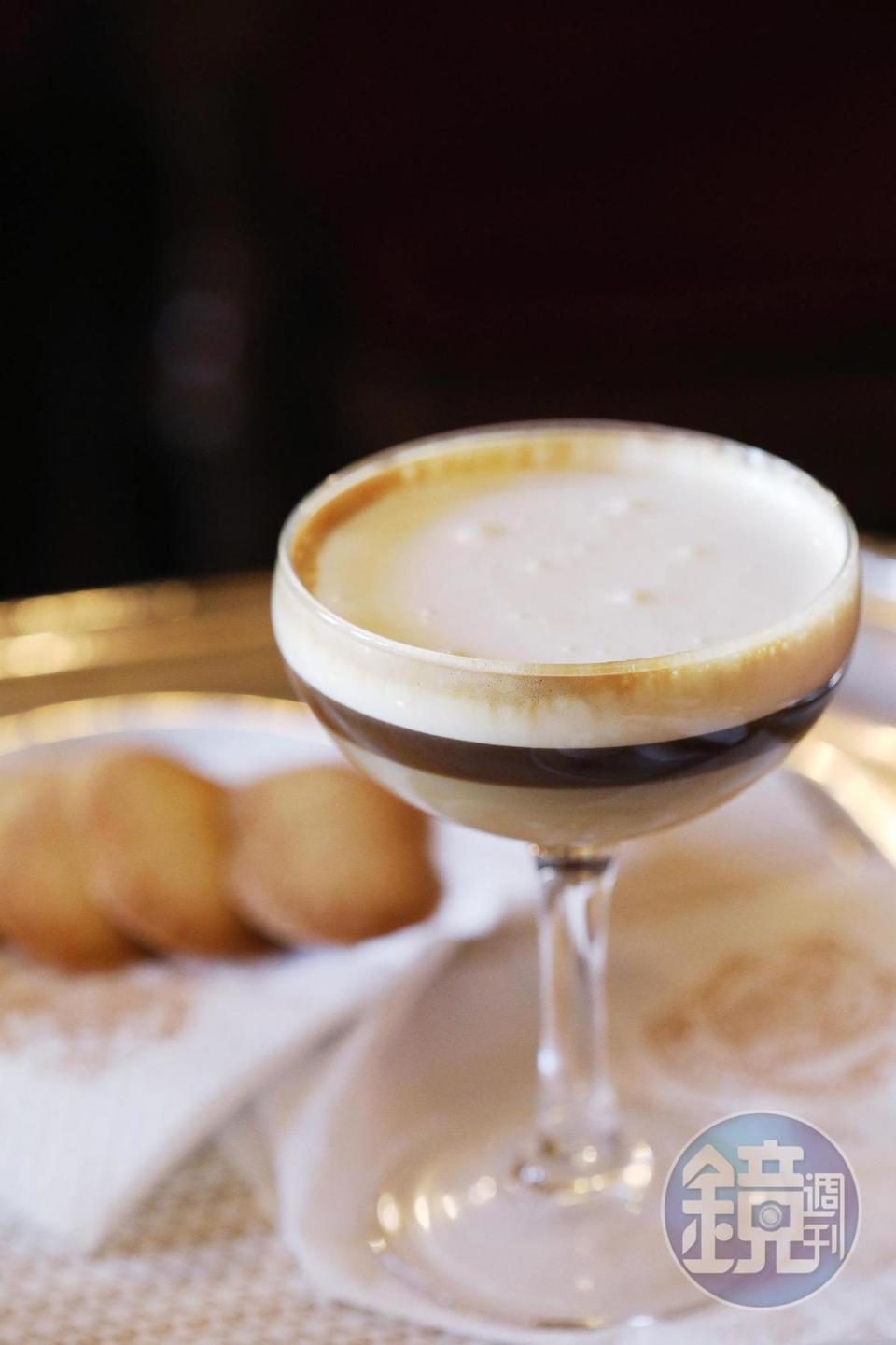 加入甜蛋黃酒的拿鐵「Caffe' dell' Imperatore」是咖啡館的特色飲品。（16歐元／杯，約NT$552）