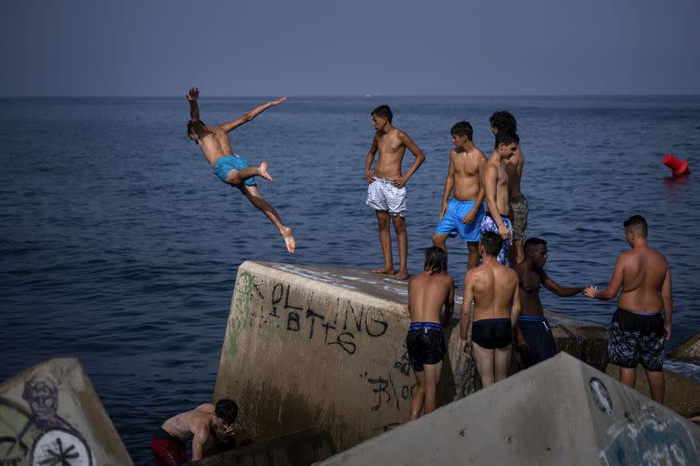 En Barcelona, la temperatura llegó a los 40°C (AP Photo/Emilio Morenatti)