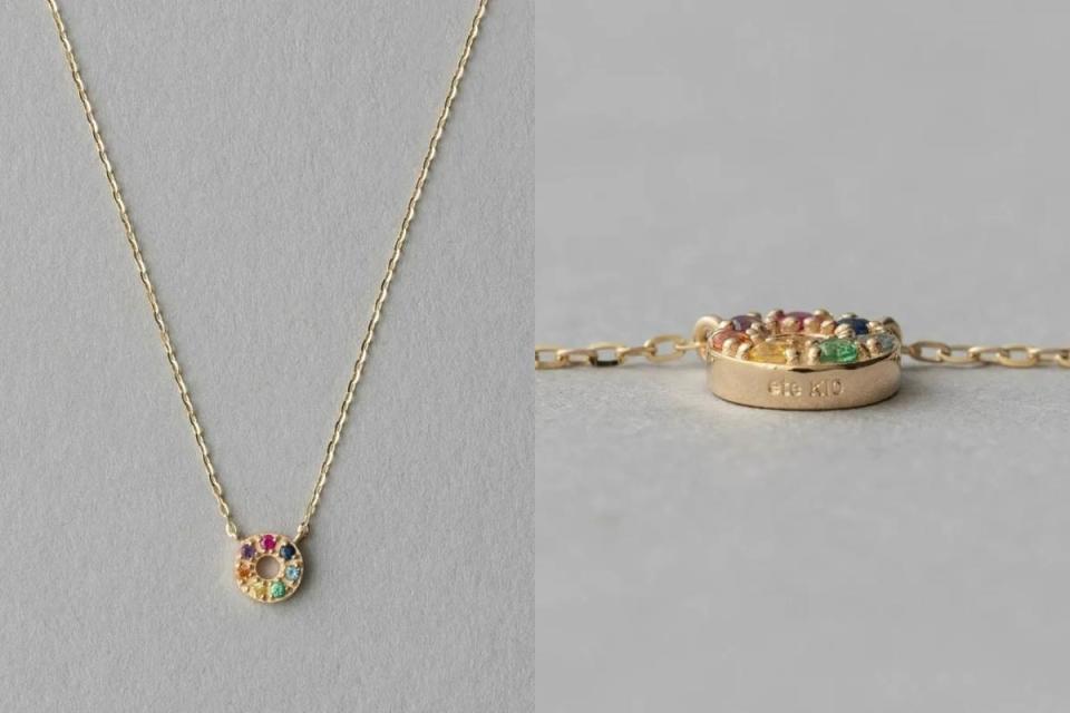 ete彩虹御守輪光寶石項鍊以七種顏色的天然寶石組鑲嵌，NT$10,800圖片來源：ete官網