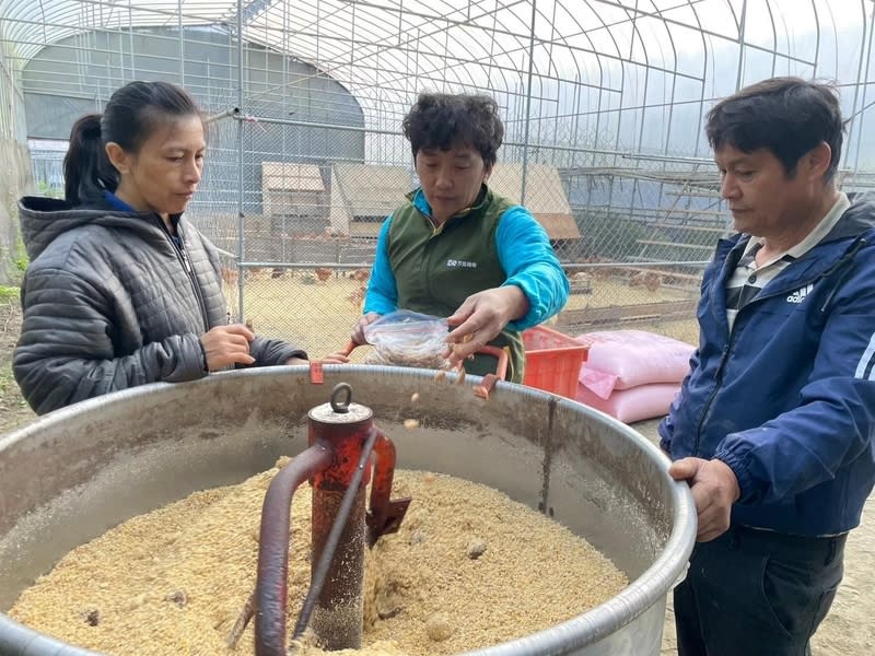 芥菜種會導入自然農業生產雞蛋  盼青年返回部落 基督教芥菜種會在南投縣信義鄉成立三一食農久美據 點，導入自然農業友善飼養模式生產雞蛋，以銷售支 持據點運作，盼吸引青年返回部落生活、工作。圖為 自製肥料教學。 （基督教芥菜種會提供） 中央社記者蕭博陽南投縣傳真  113年5月22日 