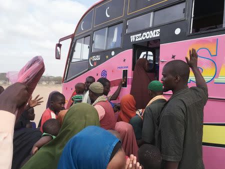 Somali families board a bus that will take them back home to Somalia from the Dadaab refugee camp in a voluntary repatriation programme, in Kenya January 21, 2016. REUTERS/Edmund Blair