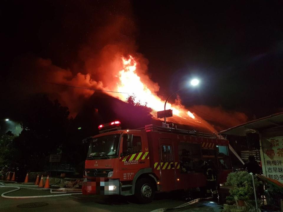 鹽埕區光榮街駁二藝術村的一棟倉庫，深夜冒出濃煙。（圖／東森新聞）