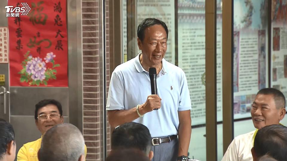 郭台銘廟口開講，高喊「柯市長不做我來做好不好」。（圖／TVBS）