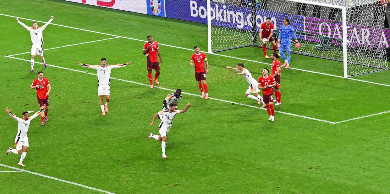 Schweiz - Deutschland, Vorrunde, Gruppe A, Spieltag 3, Frankfurt Arena, Deutschlands Niclas Füllkrug (M) jubelt mit den Teamkollegen über seinen Treffer zum 1:1.<span class="copyright">dpa</span>