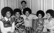 Zusammen mit Jermaine, Tito, Randy, Jackie und Marlon (von links) stand Michael Jackson (zweiter von rechts) seit frühester Kindheit auf der Bühne. Während er selbst ab den 70er-Jahren eine Solokarriere startete, waren nicht alle seine Geschwister nach dem Ende der Jackson Five so erfolgreich wie Michael. (Bild: William Milsom / Getty Images)