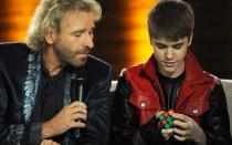 <p>Es ist kein sportliches Talent, aber Thomas Gottschalk (links) staunte bei "Wetten, dass ..?" trotzdem nicht schlecht über Justin Bieber. Denn der Sänger kann nicht nur Mädchenherzen in Sekunden zum Schmelzen bringen, sondern auch den berühmten Rubik's-Cube-Zauberwürfel in nur 1 Minute und 23 Sekunden knacken. Der Weltrekord steht aktuell bei sechs Sekunden! (Bild: Christof Stache/AFP via Getty Images)</p> 