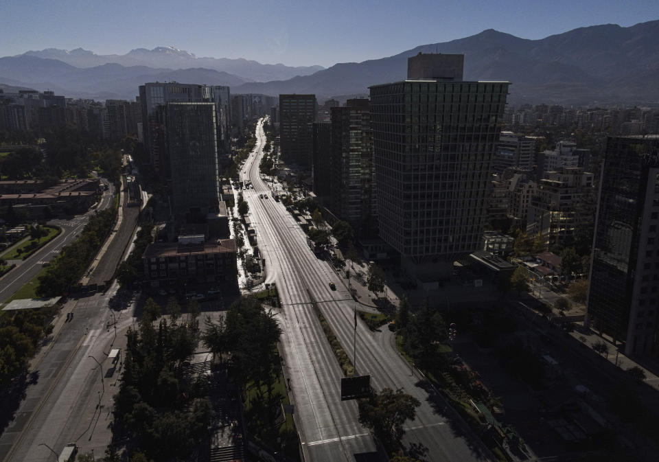 Esta toma aérea muestra una avenida con muy poco tránsito en Santiago de Chile el sábado 27 de marzo de 2021 debido a un confinamiento en la ciudad para ayudar a contener los contagios de COVID-19. (AP Foto/Esteban Félix)