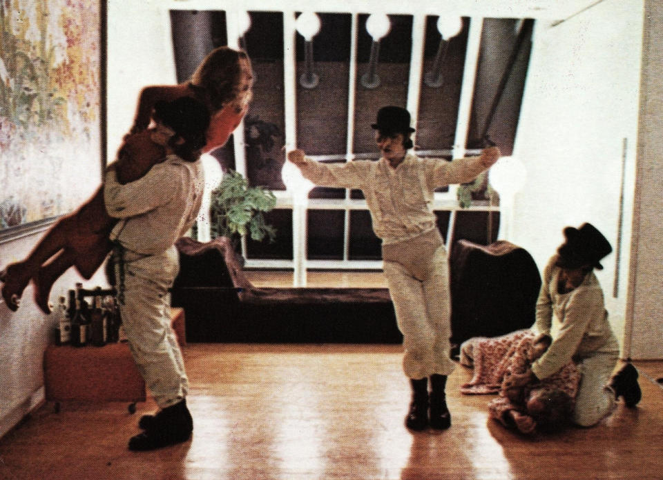 9: Stanley Kubrick zerbrach sich beim Dreh für “Clockwork Orange” den Kopf über die Szene, in der die Verbrecherbande der Droods in das Haus eines Schriftstellers einbrechen und ihn und seine Frau terrorisieren. Bis er seinen Hauptdarsteller Malcolm McDowell fragte, ob er nicht einen Song mit dazugehörigem Tanz improvisieren könnte. McDowell kannte nur ein Lied auswendig: “Singing in the Rain”. Kubrick kaufte sofort die Rechte an dem Song für damals 10.000 US-Dollar. Die fertige Szene, eine gruselige Kombination aus der Gewalt der Droods und dem zuckersüßen Klassiker von Fred Astaire, ging in die Filmgeschichte ein. (Bild-Copyright: ddp images)