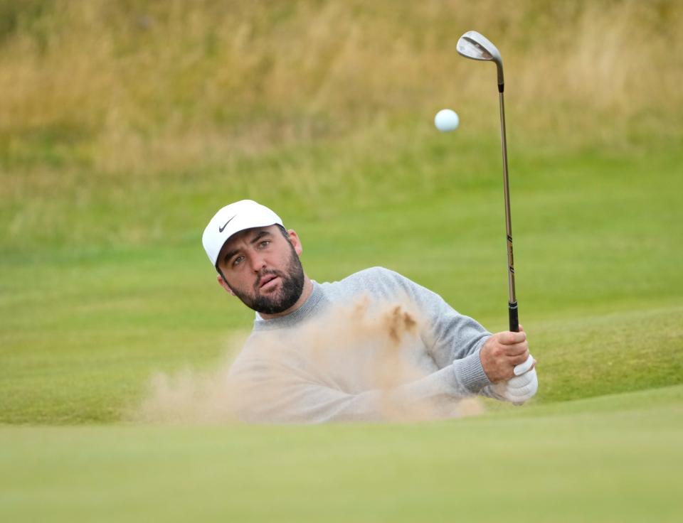 17 de julio de 2024; Ayrshire, SCT; Scottie Scheffler, el golfista número uno del mundo y campeón del Master Tournament de 2022 y 2024 en el green 12 durante las rondas de práctica en el torneo de golf Open Championship en Royal Troon. Crédito obligatorio: Jack Gruber-USA TODAY Sports