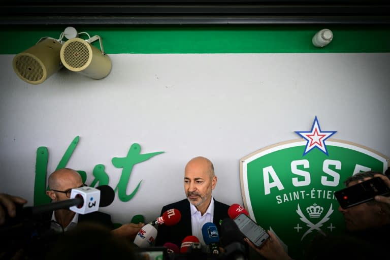 Ivan Gazidis, patron de de Kilmer Sports Venture (KVS) et nouveau président de l'AS Saint-Etienne, parle aux médias le 3 juin 2024 au siège du club à L'Etrat, près de Saint-Etienne. "Nous ne faisons pas de grande promesses qui ne valent que le jour où elles sont dites. Nous allons avancer étape par étape", a-t-il dit (OLIVIER CHASSIGNOLE)