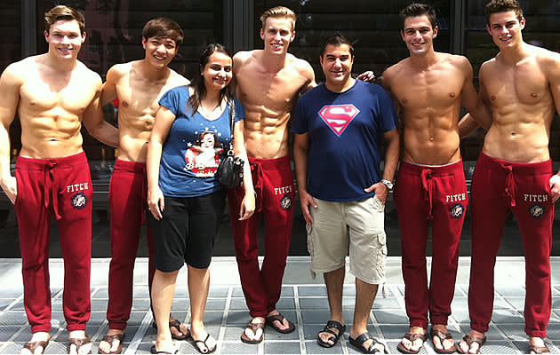 K. Bablani and wife poses with A&#38;F guys! Seng Loong is second model from left.(Yahoo! Photo)