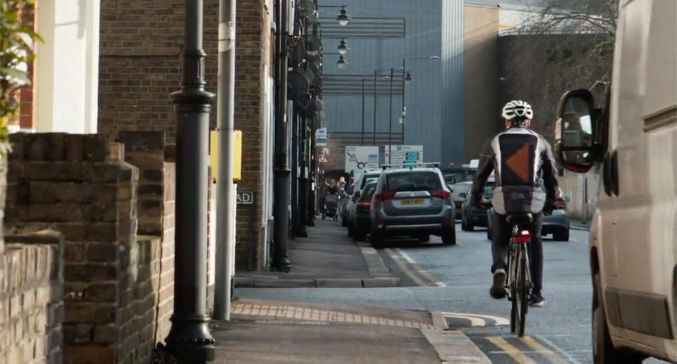 La chaqueta tiene un panel de malla LED a la espalda que muestra las maniobras del ciclista. (Crédito: Youtube/FordEurope)