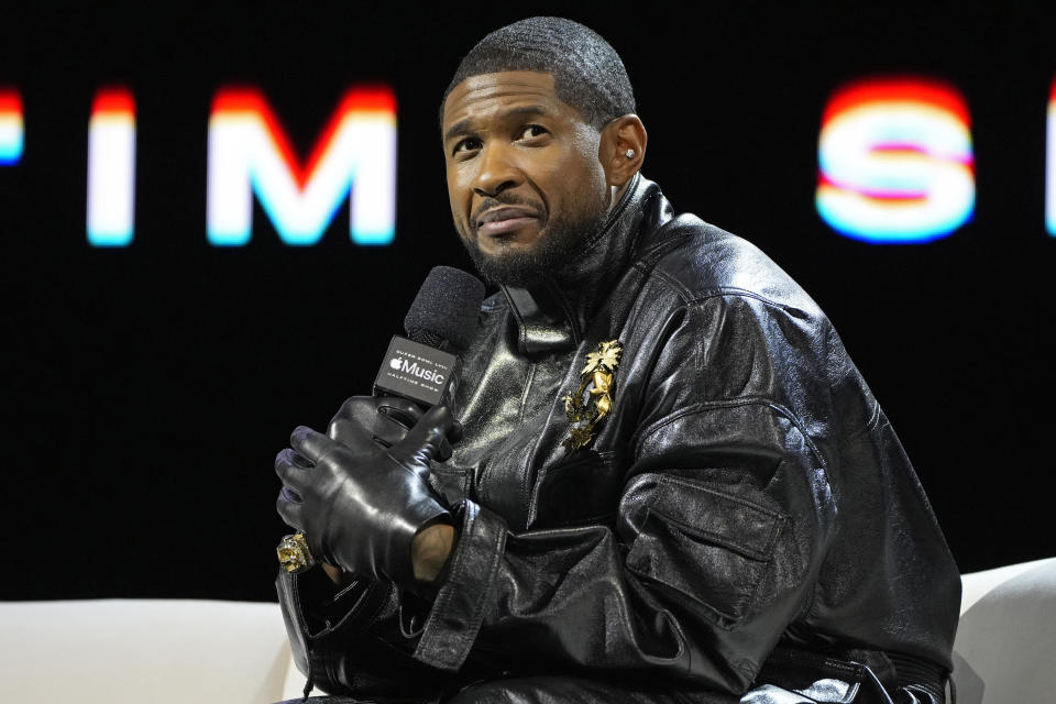 Usher habla en una conferencia de prensa previa al Super Bowl 58 de la NFL el jueves 8 de febrero de 2024, en Las Vegas. Usher se presentará durante el espectáculo de medio tiempo del Super Bowl. (Foto AP/John Locher)