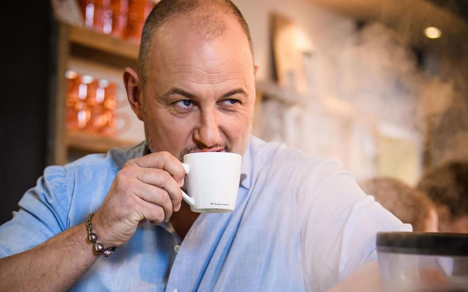 Das Format "Rosins Restaurants - Ein Sternekoch räumt auf!" existiert seit beinahe 15 Jahren. Da kann ein Kaffee zwischendurch nichts schaden. Frank Rosin sortiert seine Gedanken. Wie kann er den in Not geratenen Betreibern von drei Restaurants helfen? (Bild: Kabel Eins / Willi Weber)