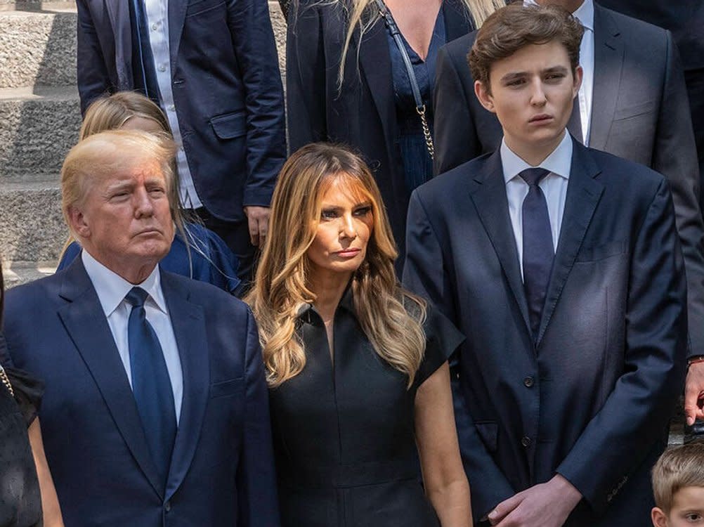 Barron Trump (re.) nahm mit seinen Eltern Donald und Melania Abschied von Ivana Trump, der Exfrau seines Vaters. (Bild: imago images/Pacific Press Agency)