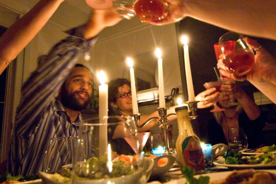 Friends enjoy a vegetarian dinner by candlelight during Earth Hour (WWF / Jeremiah Armstrong)