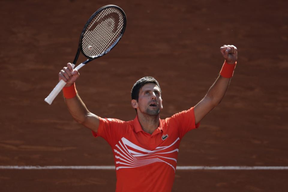 Nova Djokovic celebra tras vencer a Dominic Thiem en semifinales del Abierto de Madrid el sábado, 11 de mayo del 2019. (AP Foto/Bernat Armangue)