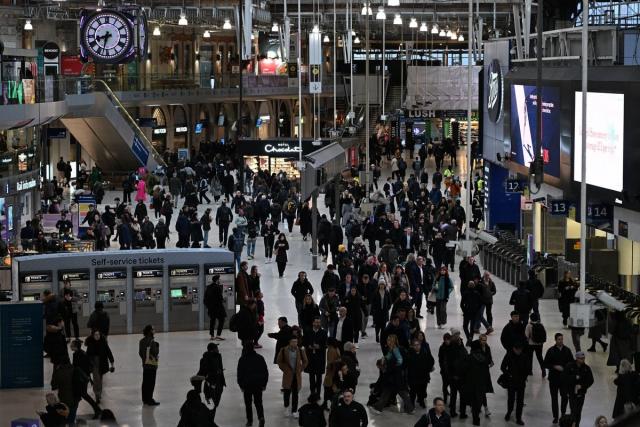 London travel news LIVE Updates as disruption hits rush hour