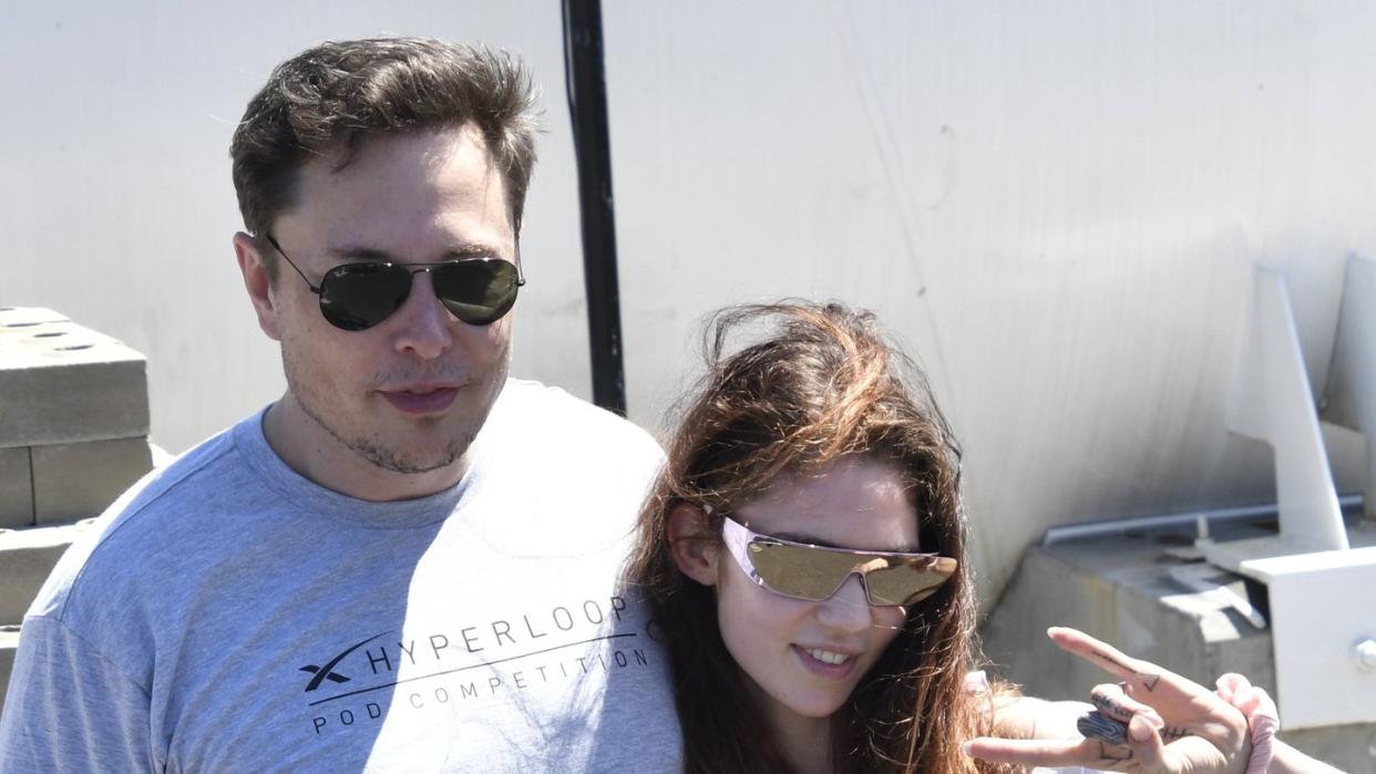 Elon Musk und die Sängerin Grimes 2018 in Kalifornien.