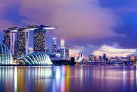 <p>Singapur landet ebenfalls auf dem ersten Platz. Die Stadt ist bereits neunmal die teuerste Stadt der Welt gewesen. Kein Wunder, denn bei dem begrenzten Platzangebotbrauchen Autobesitzer ein Zertifikat. Die Kosten dafür liegen laut "Economist" bei fast 100.000 Euro. Daher wird die Stadt wohl auch im nächsten Jahr einen Platz auf dem Siegertreppchen finden. (Bild: iStock/leungchopan)</p> 