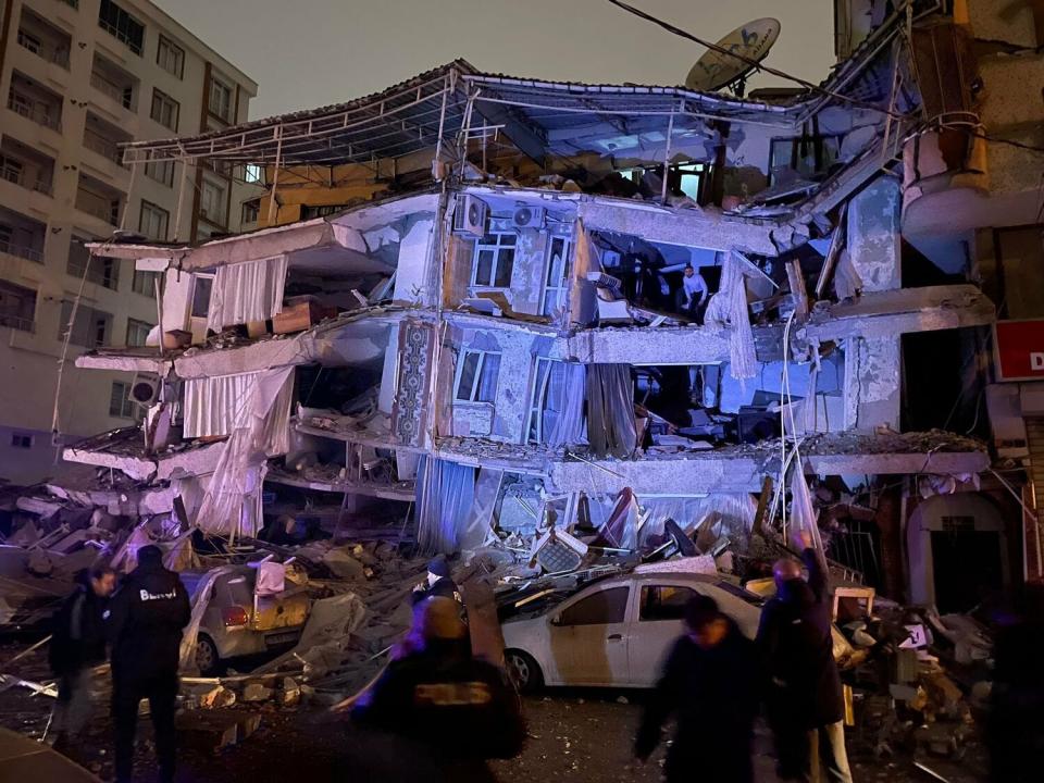 土耳其南部城市加濟安泰普（Gaziantep）發生規模 7.8 強震，造成200棟建築物倒塌。   圖: 翻攝自 omarsuleiman504 推特