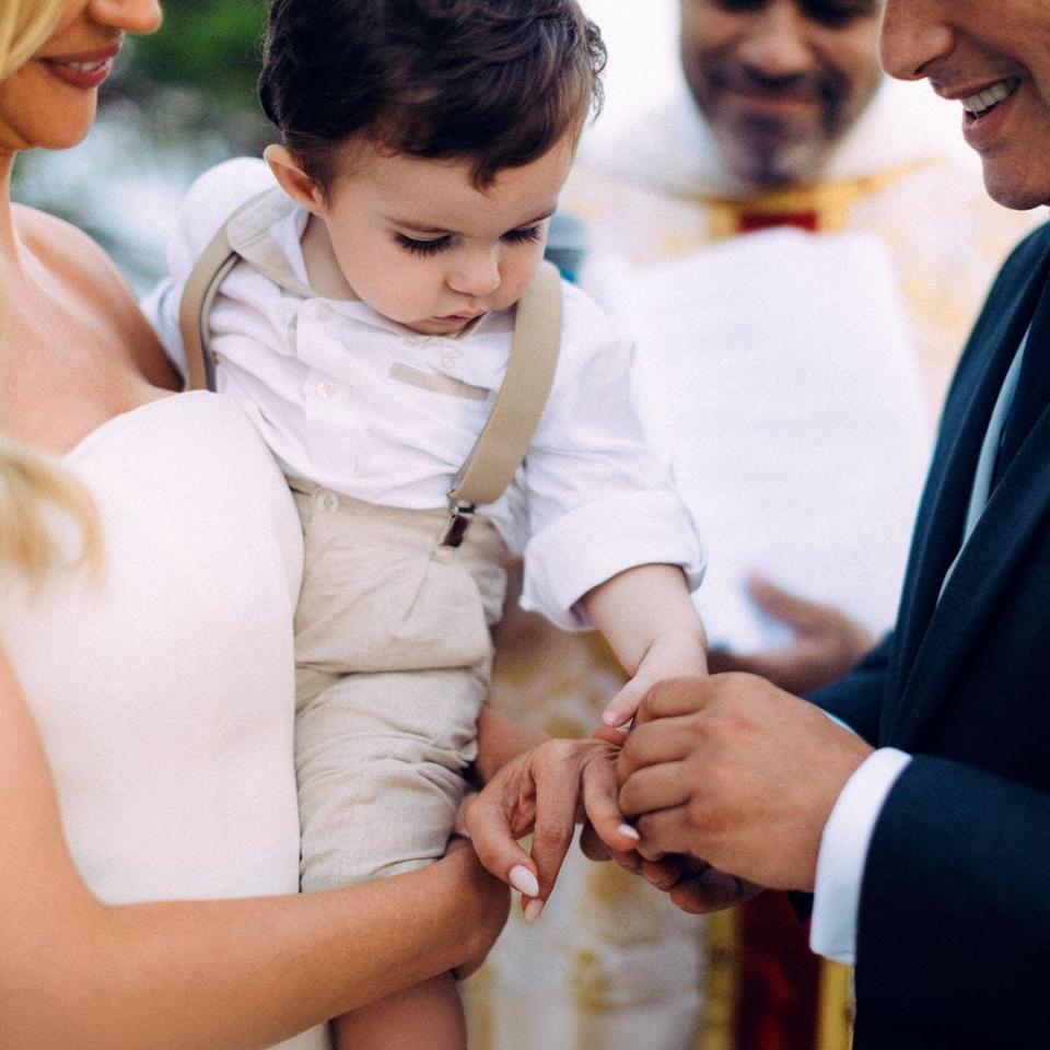 Jordi Cruz y Rebecca Lima con su hijo Noah