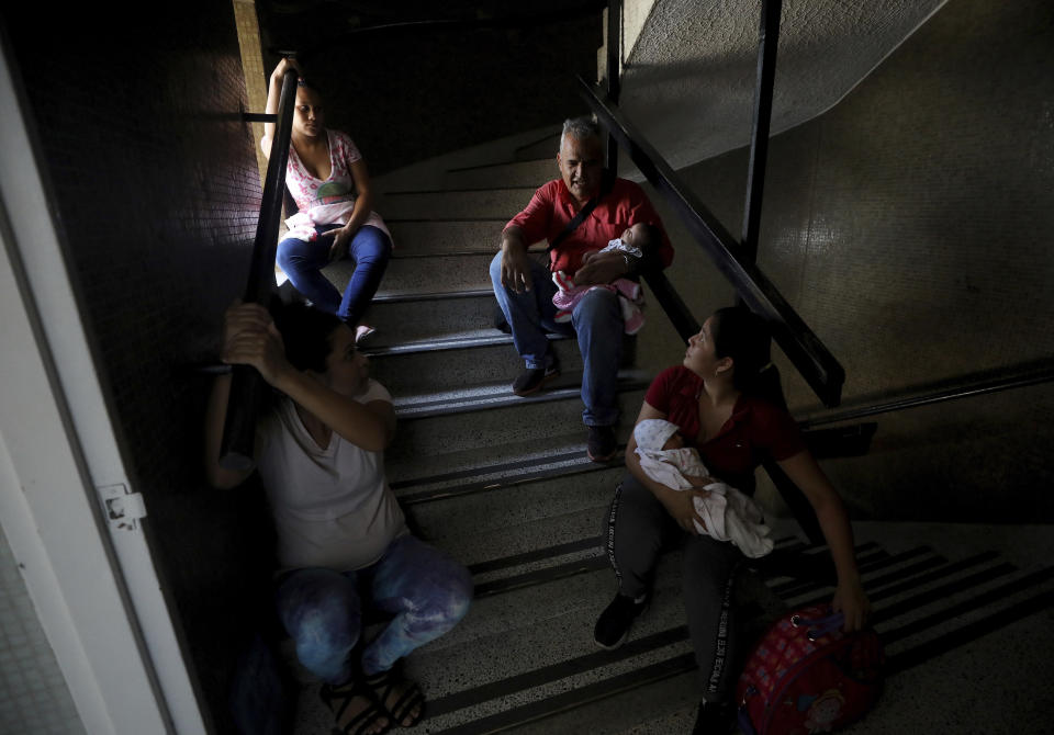 El expolicía venezolano Eduardo Bravo, arriba a la derecha, acuna a su hija Aranza Gabriela Bravo mientras esperan en el hospital Erazmo Meoz para conseguir su certificado de nacimiento, en Cúcuta, Colombia, el 2 de mayo de 2019. (AP Foto/Fernando Vergara)