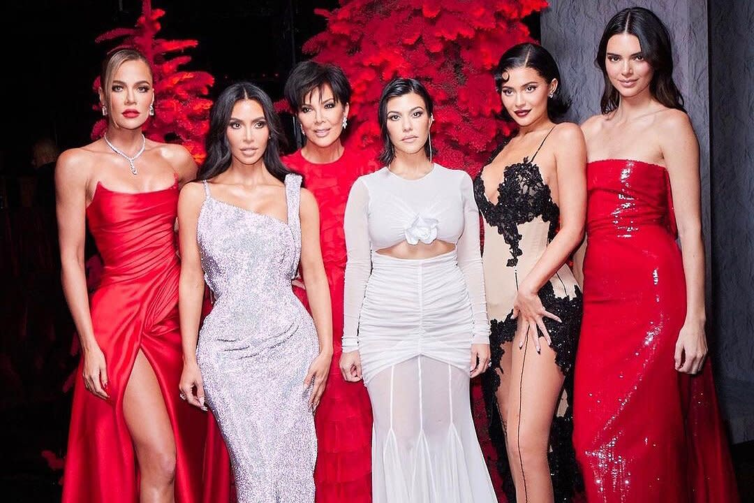 Kim Kardashian addresses photoshop of family pic / christmas