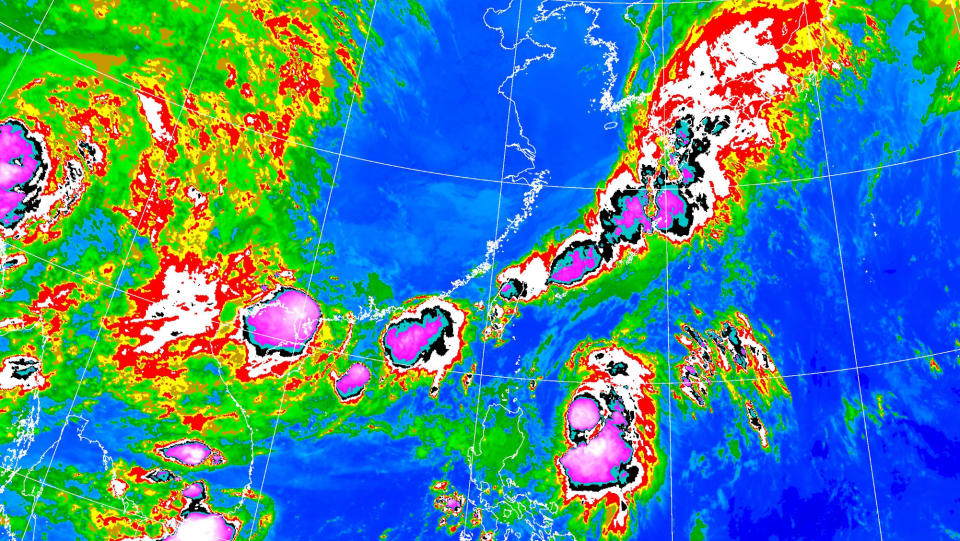 今（28日）日鋒面通過及東北季風增強，北部、東北部氣溫稍下降，各地有短暫陣雨或雷雨發生的機率。（圖取自中央氣象署網站）