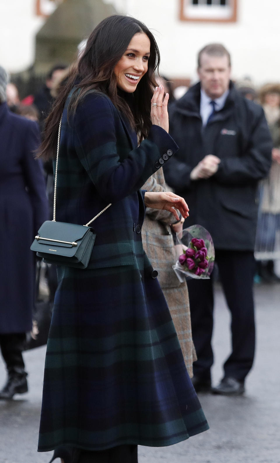 <p>La actriz lució un abrigo Burberry en el patrón escocés de tartán en los colores azul y verde. Esta marca británica es una de las más icónicas.<br>(AP Photo/Frank Augstein) </p>