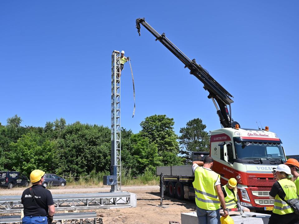 A crane as it sets up the COBOD printer at the construction site.