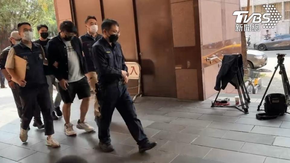 寶林茶室黎姓負責人與店長被帶到台北地檢署偵訊。（圖／TVBS）