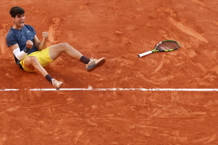 Carlos Alcaraz celebrates after winning his first French Open title (EMMANUEL DUNAND)