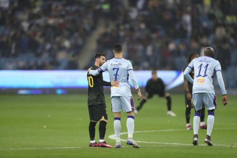 El abrazo entre Lionel Messi y Cristiano Ronaldo durante el último enfrentamiento entre ambos: fue en enero de 2023 en Arabia Saudita