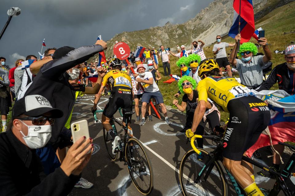 Ein Duell der Tour de France von 2020 zwischen Sepp Kuss (Nummer 16) and Primos Roglic (Nummer 11) am Col de la Loze in Meribel, Frankreich. Aufgrund der Corona-Beschränkungen in jenem Jahr wurde die Anwesenheit von Fans an der Strecke begrenzt - beziehungsweise deutlich "erschwert". (Bild: 2020 Getty Images/Julien Goldstein)