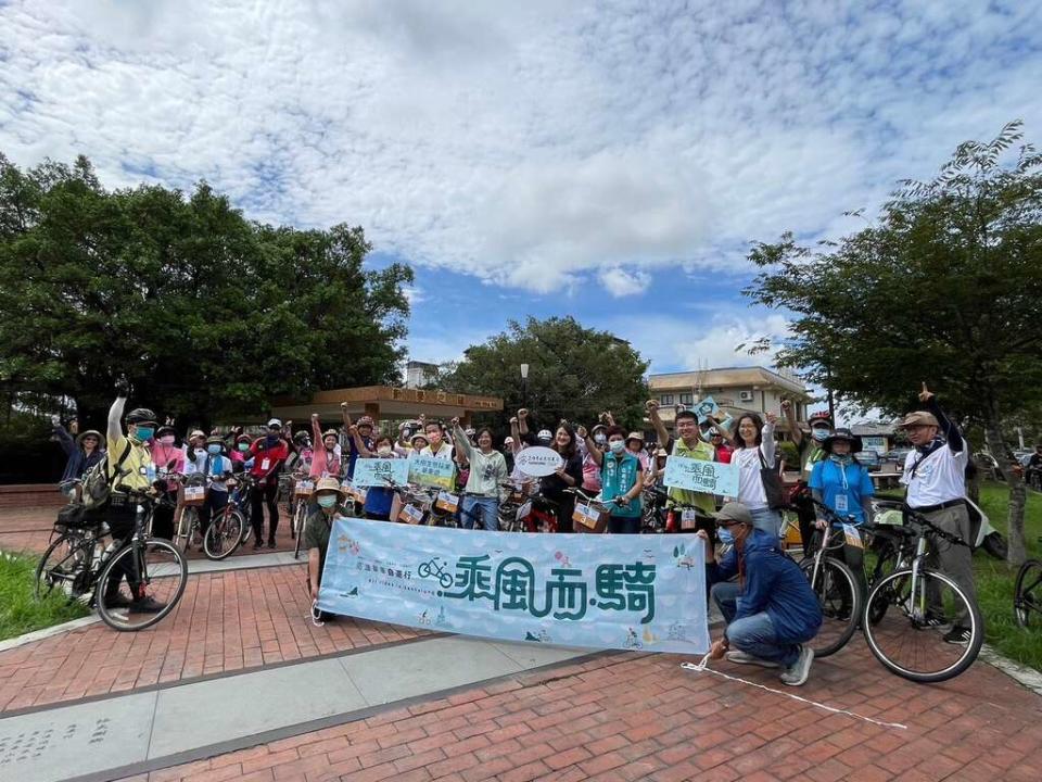 高雄市觀光局辦理的乘風而騎單車旅遊大樹場週日熱鬧登場，由觀光局長高閔琳等人帶領著五十名遊客在大樹田園間騎單車漫遊。（記者吳文欽攝）