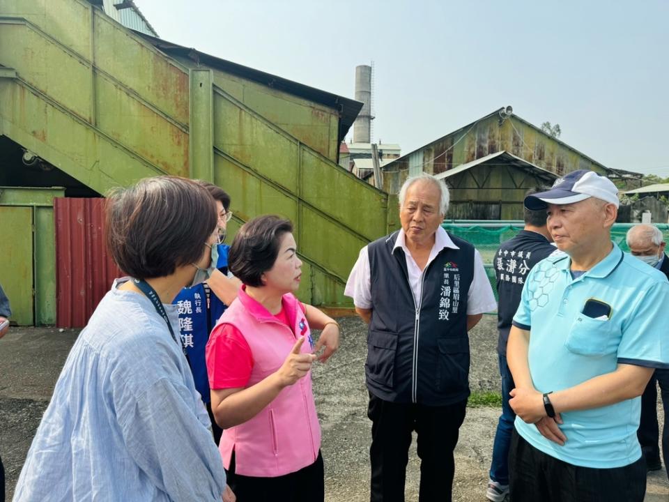 《圖說》楊瓊瓔會同相關單位緊急現勘月眉糖廠煙囪。（楊瓊瓔服務處提供）