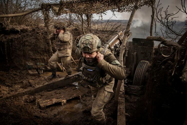 Soldados ucranianos abren fuego con un cañón de 105mm contra fuerzas rusas cerca de Avdiivka