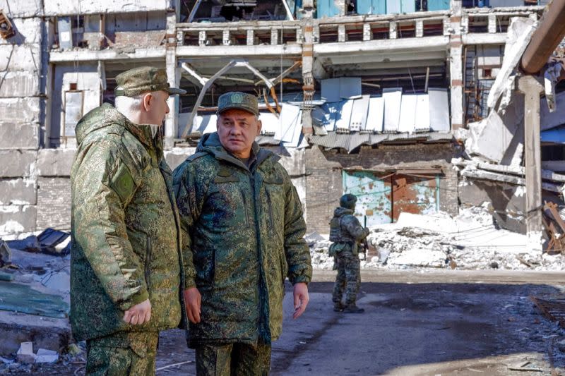 ▲俄羅斯國防部長蕭依古（中）先前視察了部署在烏克蘭的俄國軍隊。（圖／美聯社／達志影像）