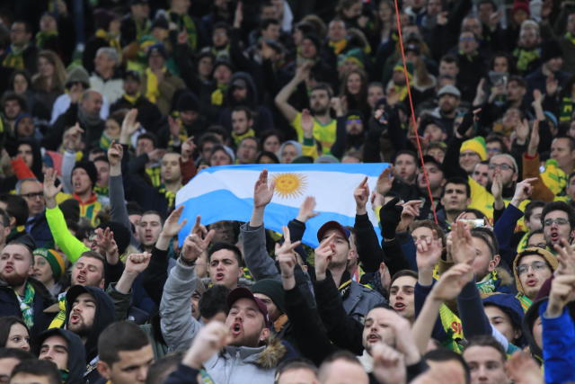 Torcedores do Nantes prestam homenagens a Emiliano Sala - Lance!