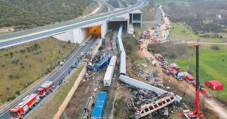 希臘拉里薩2月28日的列車對撞事故，已造成43人死亡。（圖／路透）
