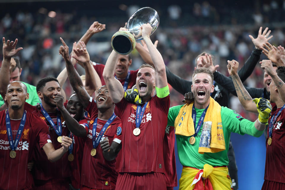 Liverpool captain Jordan Henderson lifts the Super Cup. (Credit: Getty Images)