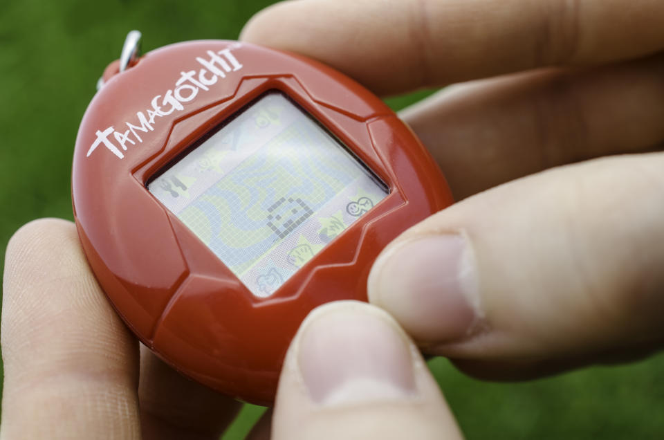 Tamagotchi salió a la venta en Japón en noviembre de 1996 y fue un éxito inmediato. En menos de un año se vendieron 10 millones de unidades. (Getty Images)