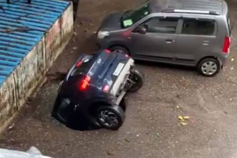 El suelo de un estacionamiento en Mumbai cedió y el auto fue completamente tragado por la tierra