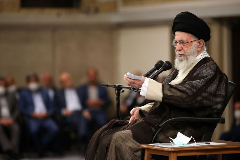 El ayatolá Alí Jamenei, guía supremo de Irán, negó que su país estuviera involucrado en el ataque masivo lanzado el sábado por Hamas contra Israel, al tiempo que reafirmó el apoyo de Irán “a Palestina”