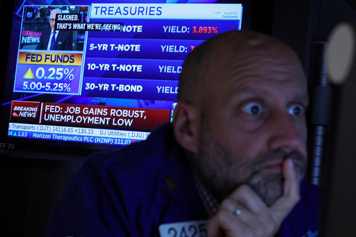 A Trader reacts as a screen displays the Fed rate announcement on the floor of the New York Stock Exchange (NYSE) in New York City, U.S., May 3, 2023.  REUTERS/Brendan McDermid