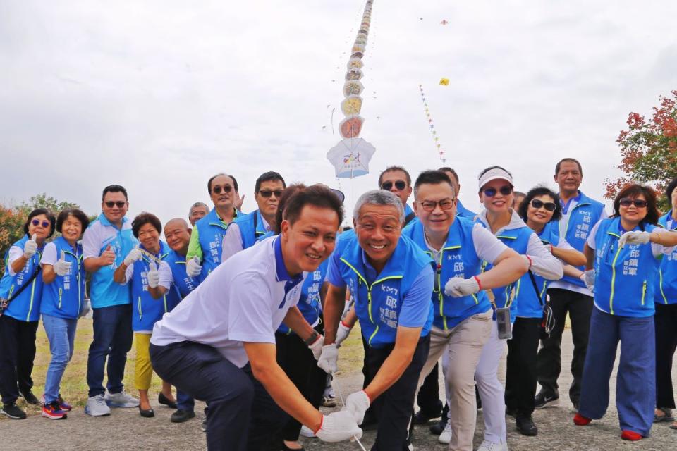 苗栗市長邱鎮軍邀民眾28日一連兩天到苗栗市放風箏吃客家美食。（圖：苗栗市公所提供）