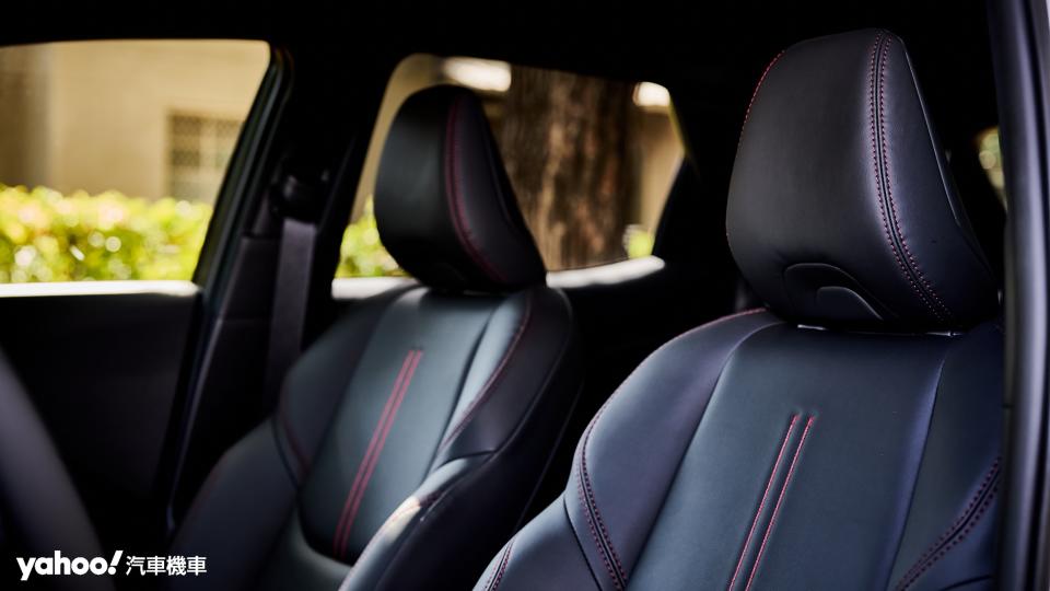 Lexus LBX前排座椅絕佳的開闊度與舒適性令人感受不到像是一台B-Seg級距小型跨界休旅。