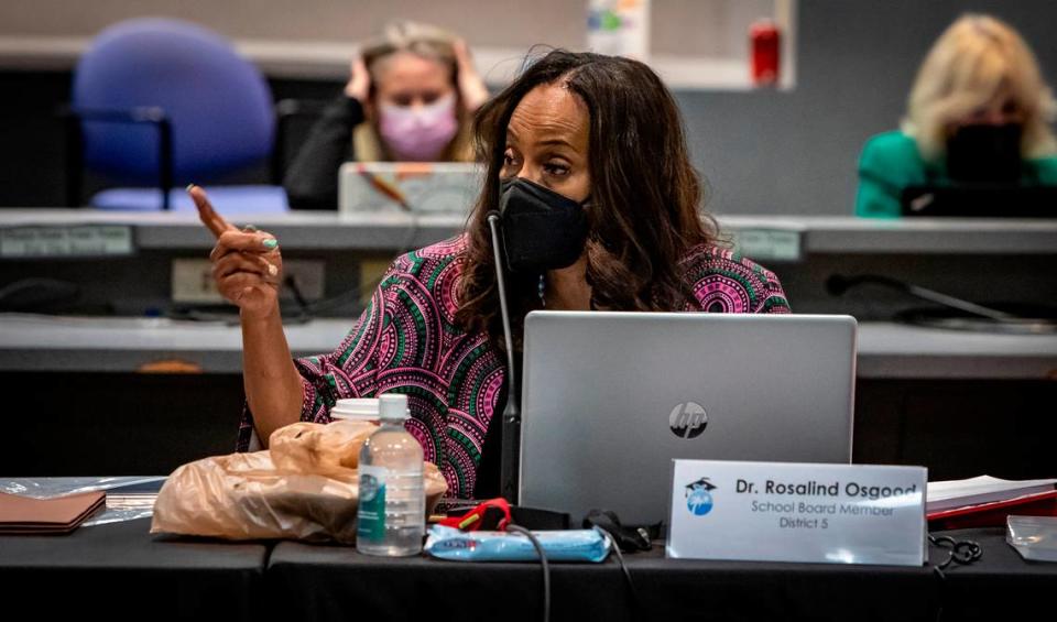 Rosalind Osgood, miembro del Distrito 5 de la Junta Escolar del Condado Broward, habla con otros miembros de la junta durante una reunión el martes para discutir su búsqueda de un superintendente.